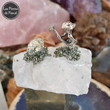 Statuette de Mineur en Métal sur un Cristal de Roche Grade A avec de la Pyrite de Fer