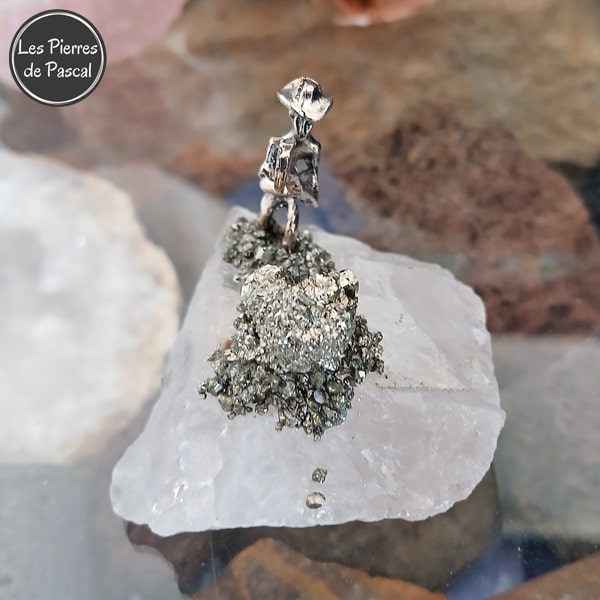 Sculpture de Mineur en Métal sur un Cristal de Roche avec de la Pyrite de Fer