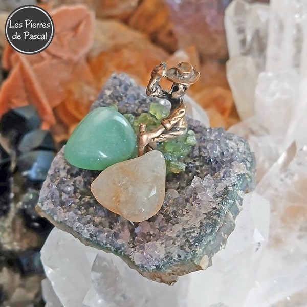 Sculpture en Cristaux et Statuette de Mineur en Métal Argenté sur une Géode Améthyste, avec Citrine, Aventurine Verte et Péridot