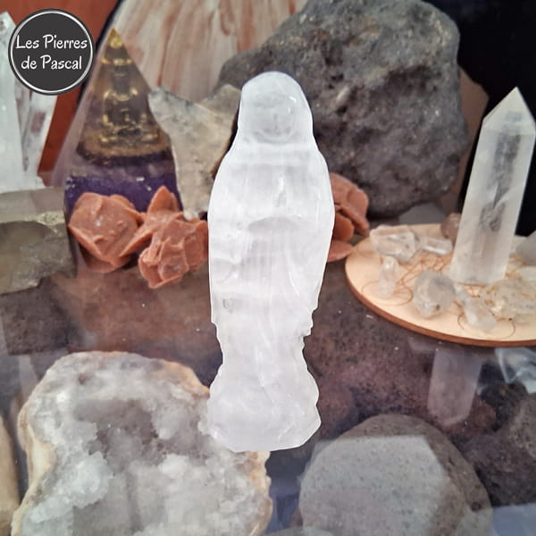 Statuette de Marie en Cristal de Roche du Brésil Grade A de 10 cm avec géode de quartz