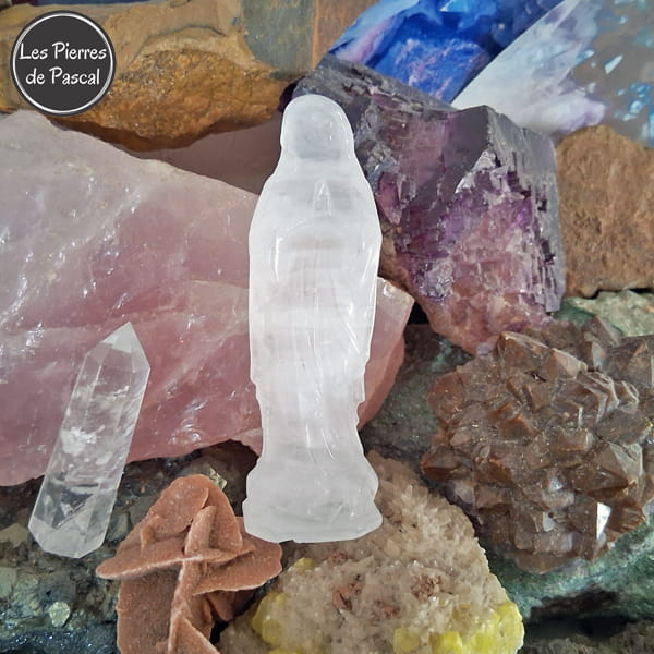 Statuette de Marie en Cristal de Roche du Brésil Grade A de 10 cm sur des pierres