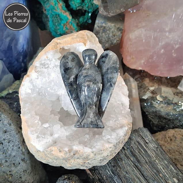 Grande Statuette d'Ange en Larvikite (Labradorite Noire) de Norvège de Grade A et de 5 cm de Haut dans une géode de quartz