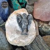 Grande Statuette d'Ange en Larvikite (Labradorite Noire) de Norvège de Grade A et de 5 cm de Haut dans une géode de quartz