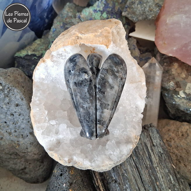 Grande Statuette d'Ange en Larvikite (Labradorite Noire) de Norvège de Grade A et de 5 cm de Haut de dos