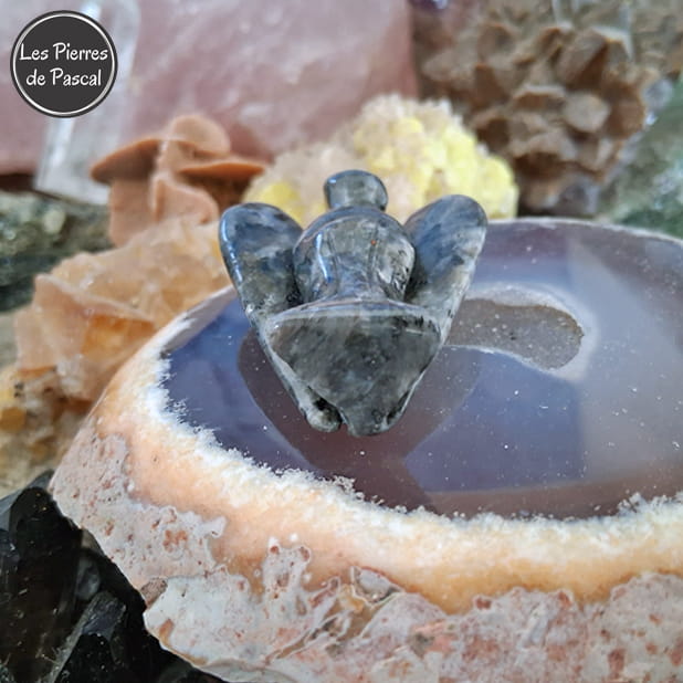 Grande Statuette d'Ange en Larvikite (Labradorite Noire) de Norvège de Grade A et de 5 cm de Haut vue de dessous