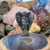Grande Statuette d'Ange en Larvikite (Labradorite Noire) de Norvège de Grade A et de 5 cm de Haut sur une tranche d'agate