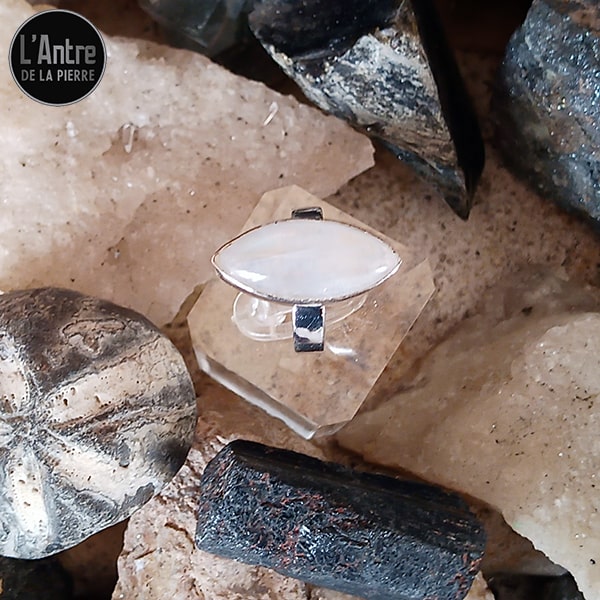 Bague Ajustable avec une Pierre de Lune Arc en Ciel de Forme Ovale en Argent Sterling 925