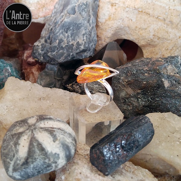 Bague Design avec une Pierre d'Ambre Doré de la Baltique en Argent 925