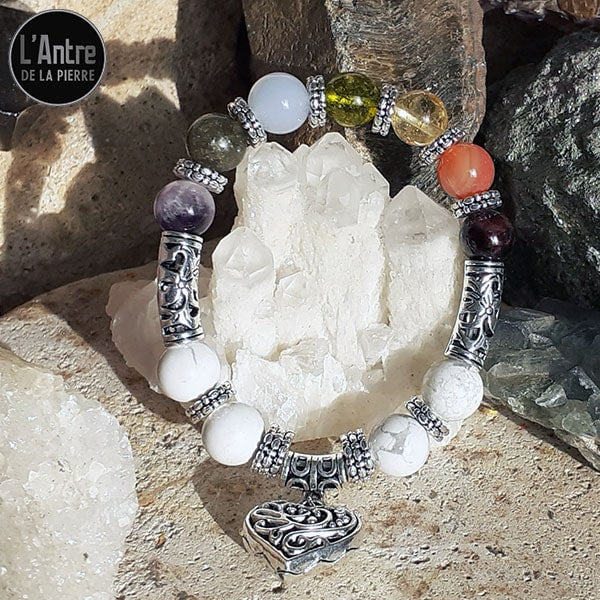 Bracelet 7 Chakras avec Pierres de 10 mm et de Nombreux Décors en Métal dont un Grand Cœur et de Nobles Pierres