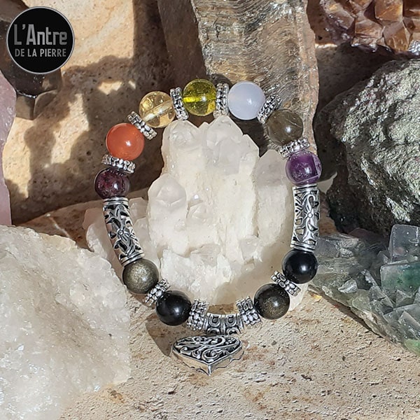 Bracelet 7 Chakras avec Pierres de 10 mm et de Nombreux Décors en Métal dont un Grand Cœur et de Nobles Pierres