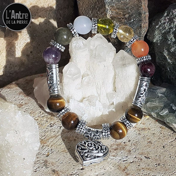Bracelet 7 Chakras avec Pierres de 10 mm et de Nombreux Décors en Métal dont un Grand Cœur et de Nobles Pierres