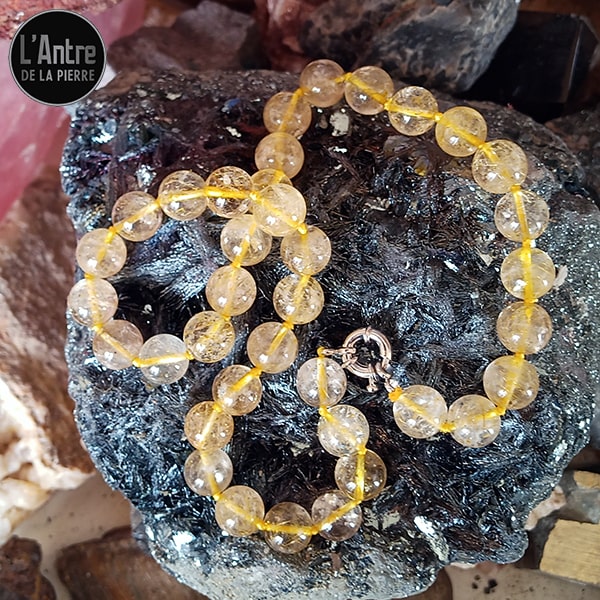 Collier quartz rutilé ou "cheveux de vénus" de qualité a boules de 10