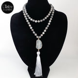 Long Collier de 86 cm en Jaspe Gris, Pierres Rondes de 8 mm, avec un Médaillon en Pierre et un Pompon Gris