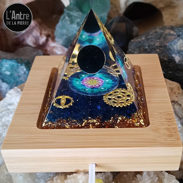 Orgonite Pyramidale de 6 cm Lumineuse en Résine "Protection et Anti-Ondes" avec une Boule de Tourmaline Noire sur un Socle en Bois Éclairant