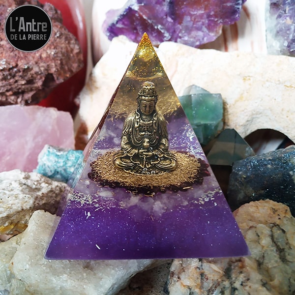 Orgonite Pyramidale de 8 cm en Résine avec du Grenat, du Cristal de Roche, des Copeaux de Cuivre et d'Aluminium avec une Statue de Bouddha de la Sérénité en Cuivre