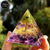 Orgonite Pyramidale de 5 cm en Résine avec du Péridot en Forme d'Arbre, de l'Améthyste et des Fils en Cuivre