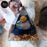 Orgonite "Grande Protection", Pyramide de 5 cm en Résine avec de la Tourmaline Noire, une Boule Œil de Tigre et un Arbre de Vie
