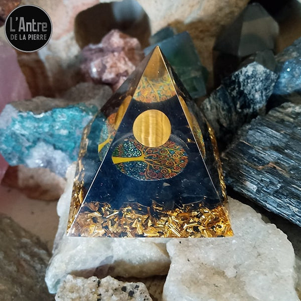 Orgonite Pyramidale "Forte Protection" de 6 cm en Résine avec de la Tourmaline Noire, une Boule Œil de Tigre et un Arbre de Vie