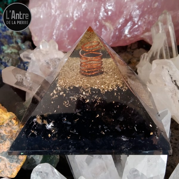 Orgonite Pyramidale de 5 cm de Hauteur et 7 cm à la Base en Résine avec de la Tourmaline Noire, du Cuivre et une Fleur de Vie