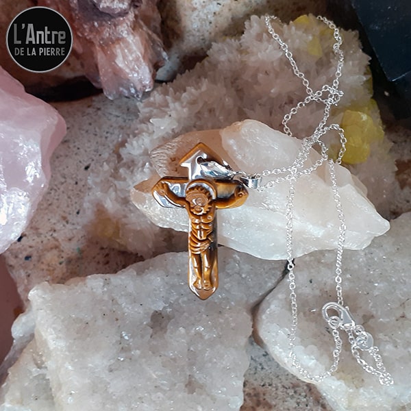 Pendentif avec le Christ sur une Croix en Œil de Tigre d'Afrique du Sud de Qualité AA