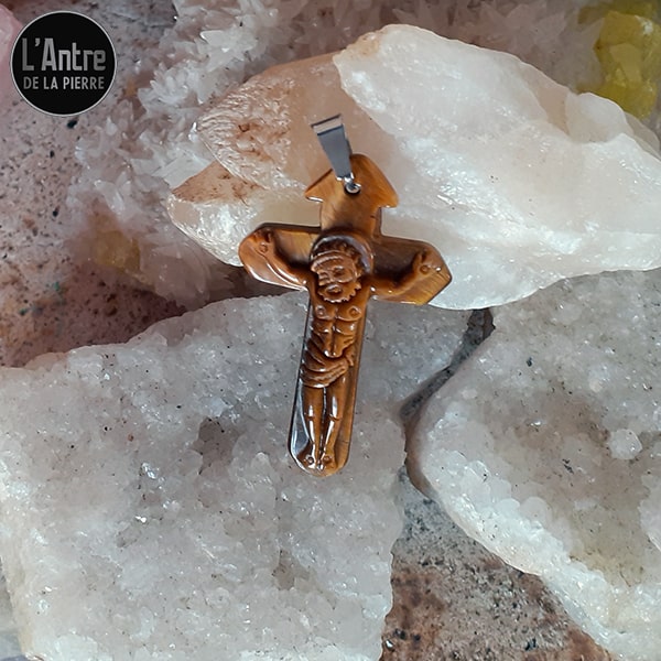 Pendentif avec le Christ sur une Croix en Œil de Tigre d'Afrique du Sud de Qualité AA