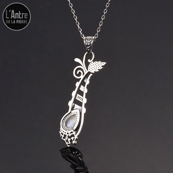 Pendentif Pierre de Lune Arc en Ciel en forme de Goutte d'Eau sur une Plante en Argent 925 Allongée