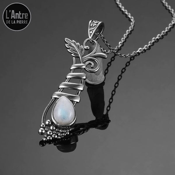 Pendentif Pierre de Lune Arc en Ciel en forme de Goutte d'Eau sur une Plante en Argent 925 Allongée