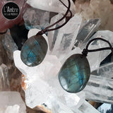 Pendentif avec une Pierre Roulée Labradorite aux Reflets Bleus et un Cordon Marron Étirable