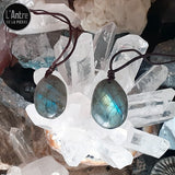 Pendentif avec une Pierre Roulée Labradorite aux Reflets Bleus et un Cordon Marron Étirable