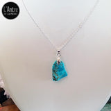 Petit Pendentif Turquoise Semi-Brute et Brillante d'Arizona avec une Bélière et une Chaîne en Argent Sterling 925